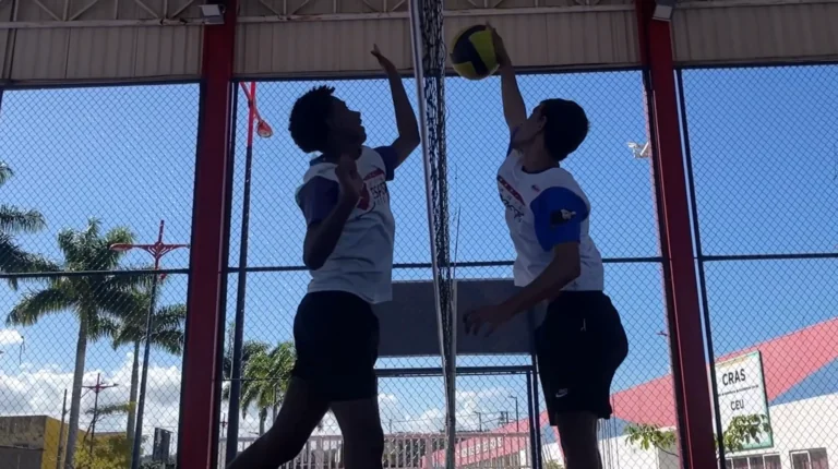 Jovens e crianças participam de atividades esportivas ao ar livre do projeto Maricá Esporte Presente