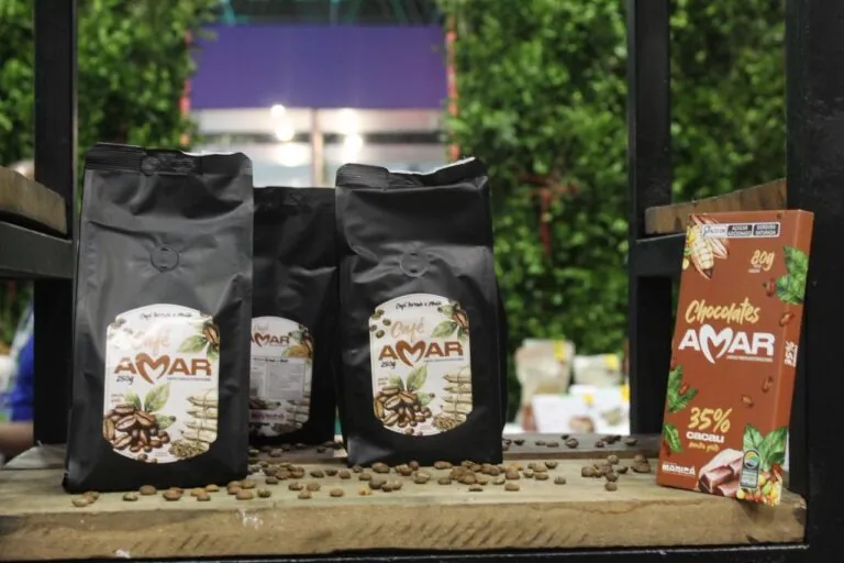 Estande móvel da Companhia Maricá Alimentos (AMAR) em ação do projeto 'AMAR nos Bairros' em Maricá, RJ.