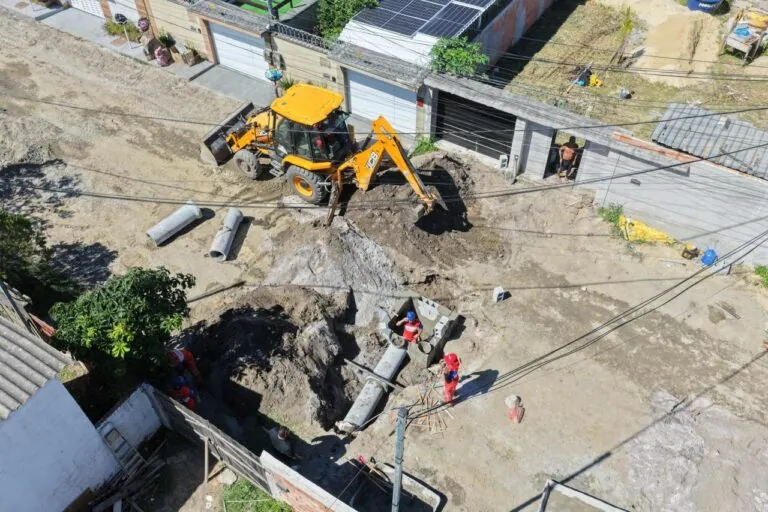 Bueiro inteligente sendo instalado em Maricá para monitoramento de enchentes.