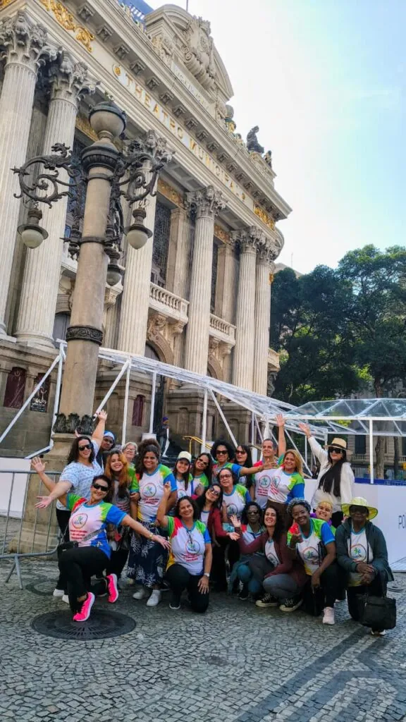 Grupo de participantes do Programa Viver Bem de Maricá em passeio cultural e turístico pela cidade do Rio de Janeiro.