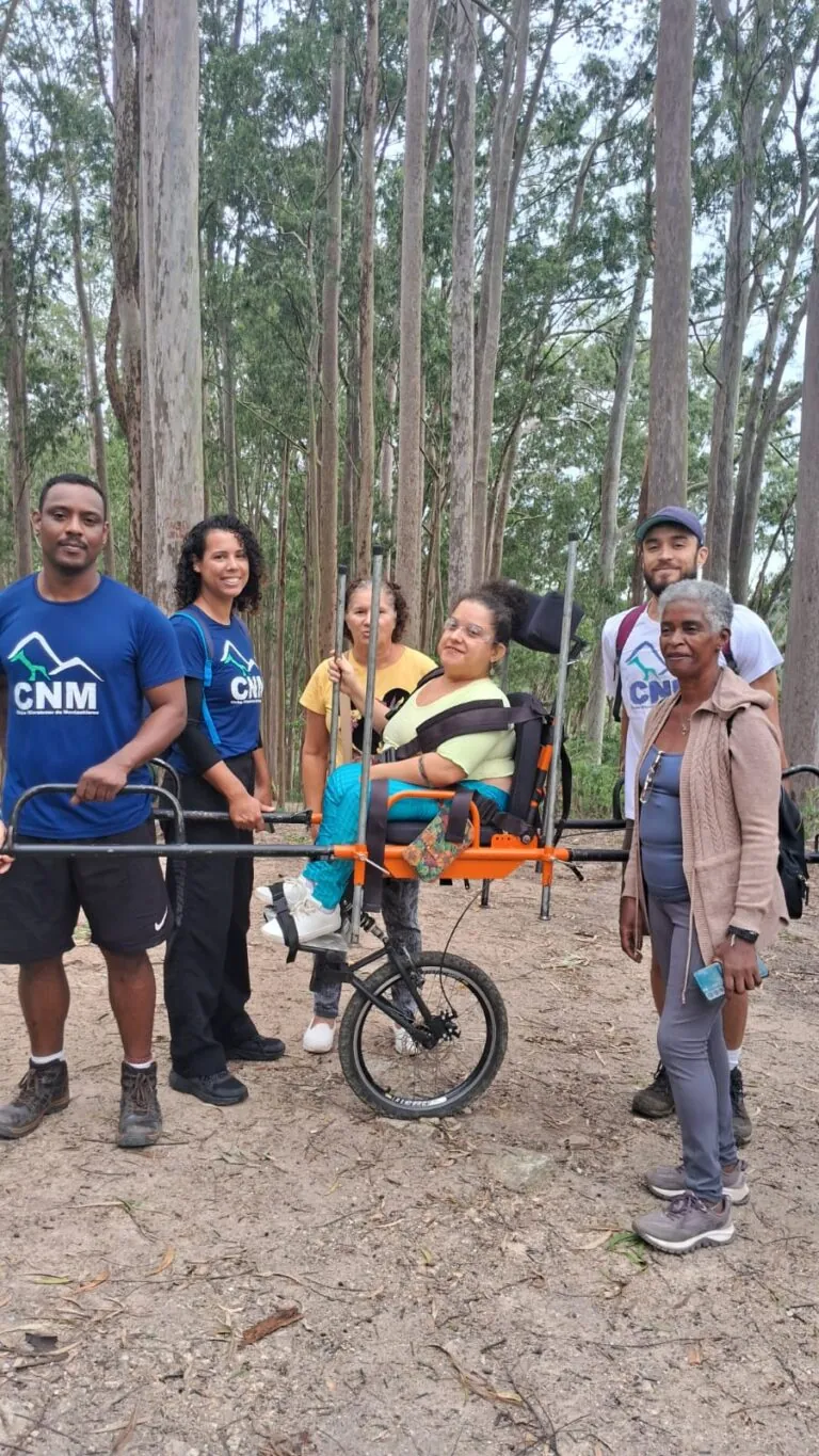 Casal em trilha acessível no Bosque dos Eucaliptos em Niterói para o Ecotur Sem Barreiras.