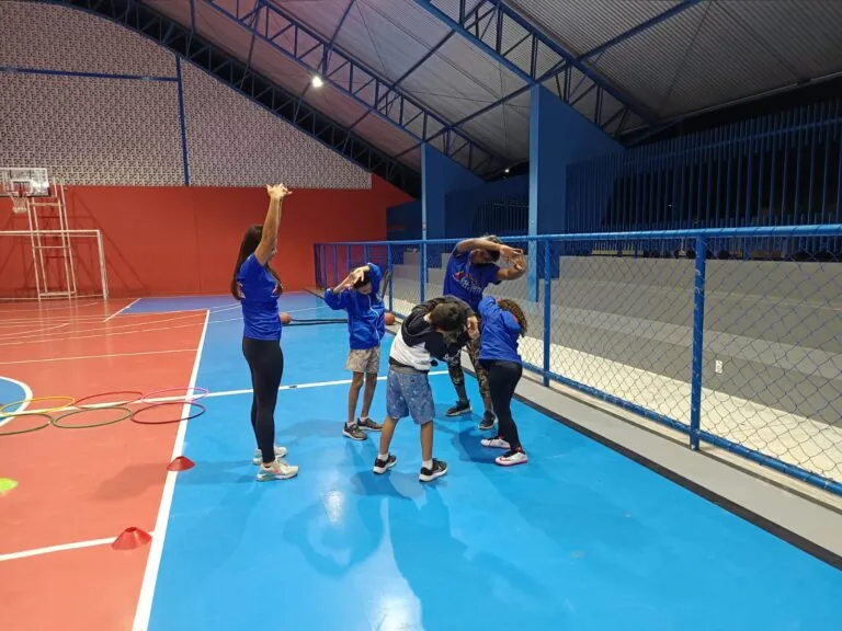 Crianças com deficiência participam de atividades esportivas em Maricá, promovendo inclusão e desenvolvimento.