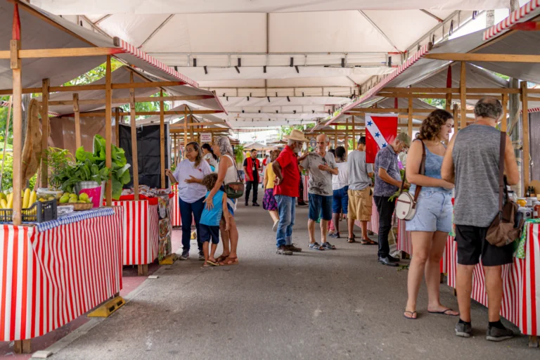 Feira da Agricultura Familiar em Maricá com barracas de produtos frescos e artesanato em Araçatiba.
