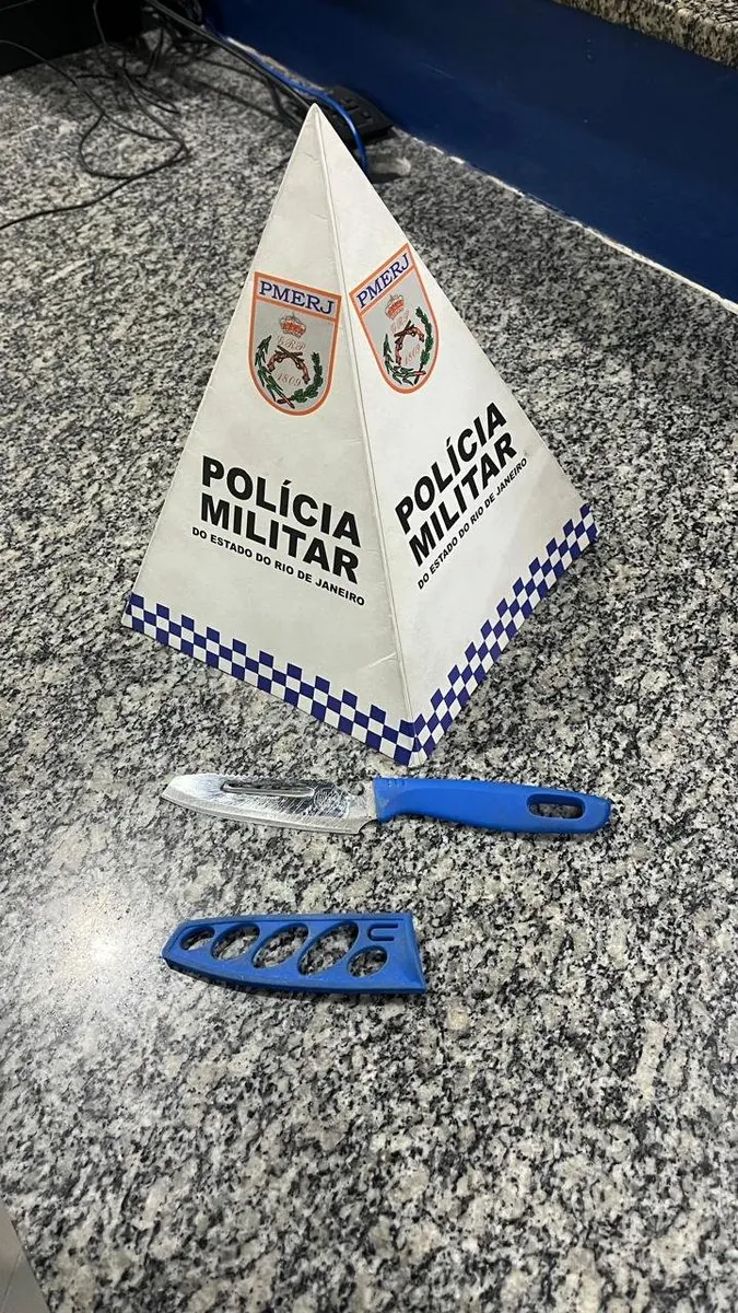 Viaturas da Polícia Militar em patrulhamento noturno em Niterói, RJ, após detenção de suspeito de furtos.