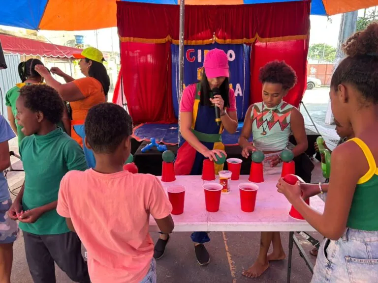 Crianças brincam em atividades recreativas gratuitas da Caravana de Arte e Lazer no Colubandê, São Gonçalo.