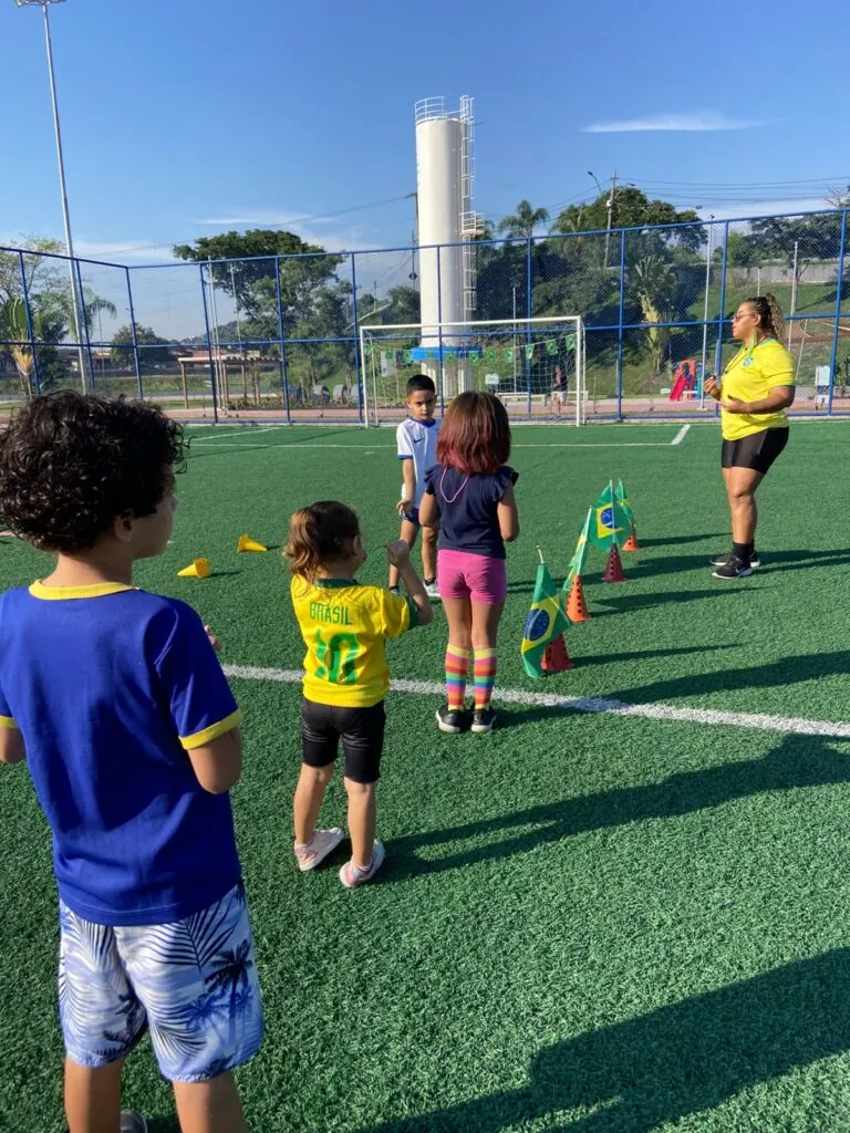 Crianças participam de aula de Funcional Kids ao ar livre no Parque RJ Nosso Sonho em São Gonçalo.