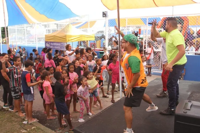 Crianças brincando em cama elástica e escorrega inflável da Caravana de Arte e Lazer em São Gonçalo
