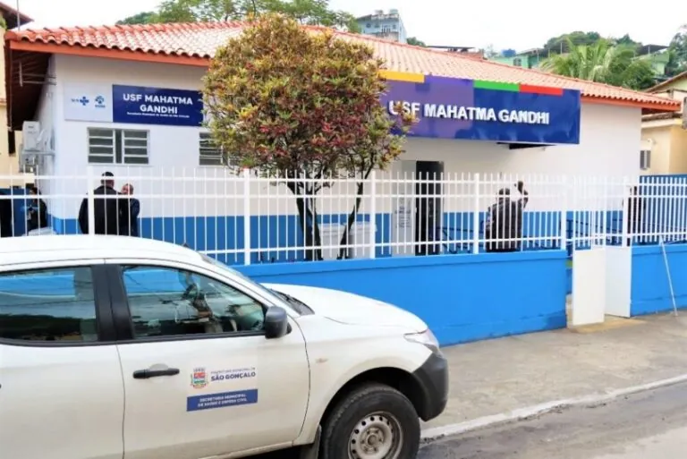 Pessoas em unidade de saúde recebem orientações sobre prevenção e controle do diabetes em São Gonçalo.