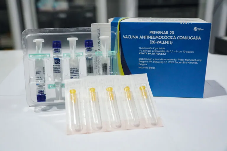 Criança recebe vacina Pneumo 20 em São Gonçalo, protegendo-se contra doenças respiratórias e outras infecções.