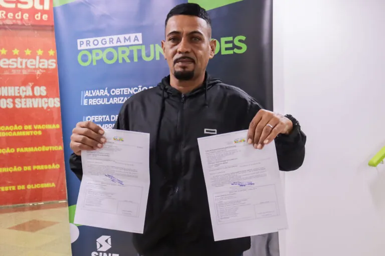 Pessoas em atendimento no Sine Alcântara em São Gonçalo buscando vagas de emprego.