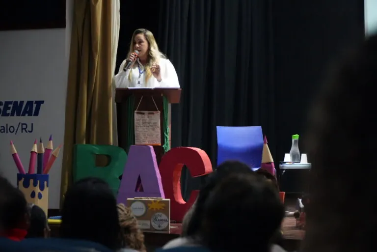 Professores em São Gonçalo participam de seminário sobre alfabetização para aprimorar o ensino.
