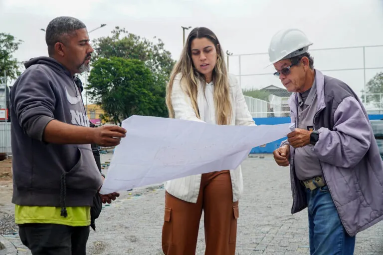 Obras na Praça da Trindade em São Gonçalo mostram progresso em reforma e modernização do espaço público.