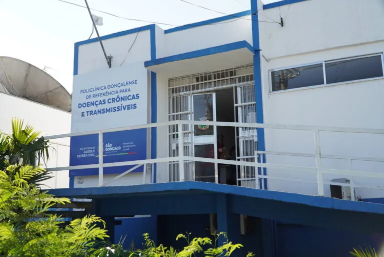 Profissional de saúde realiza testagem rápida em paciente durante campanha de prevenção em São Gonçalo.