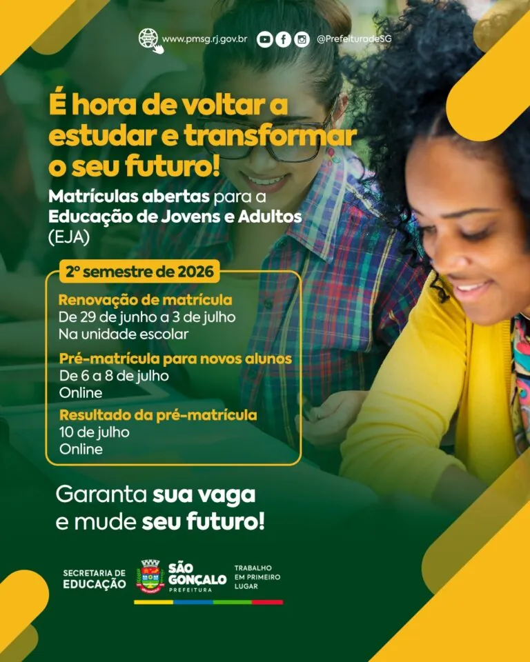 Adultos estudando em sala de aula, simbolizando a Educação de Jovens e Adultos (EJA) em São Gonçalo.