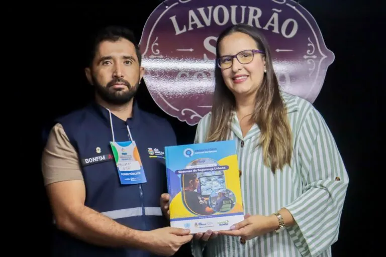 Representantes da Prefeitura de São Gonçalo e ONU-Habitat em cerimônia de entrega de cadernos técnicos.