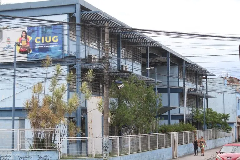 Jovens e adultos estudando em sala de aula, simbolizando cursos de idiomas e redação gratuitos em São Gonçalo.