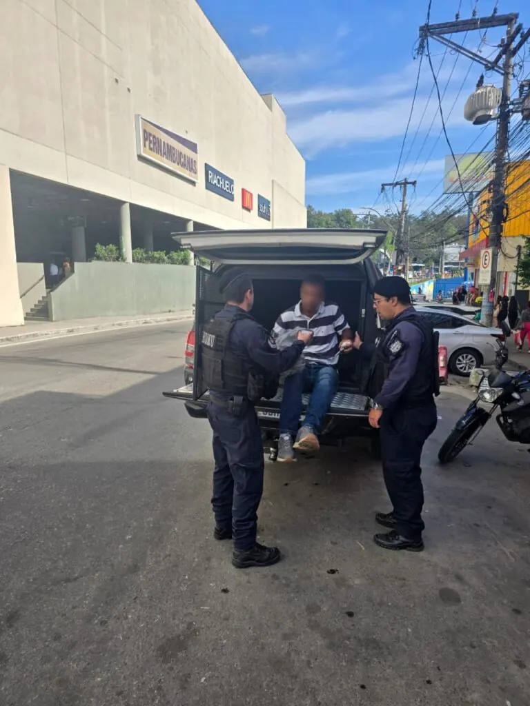 Guarda Municipal de São Gonçalo em operação, com câmeras de segurança ao fundo, representando a prisão de foragido.