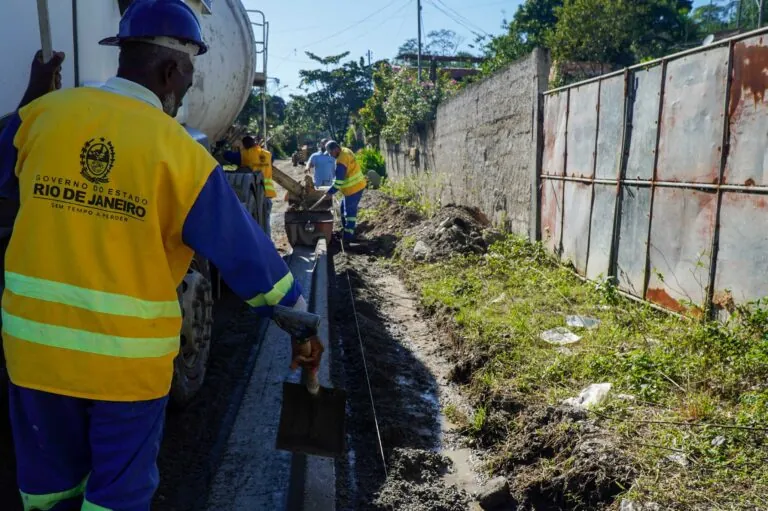 Máquinas e operários trabalham em obra de drenagem em São Gonçalo, RJ.