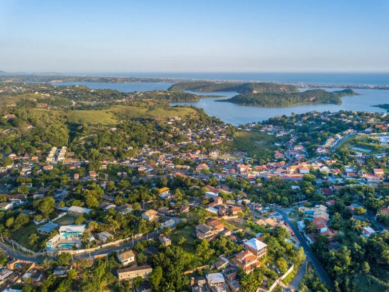 Participantes em evento de turismo inclusivo em Maricá para pessoas com deficiência e neurodivergentes.
