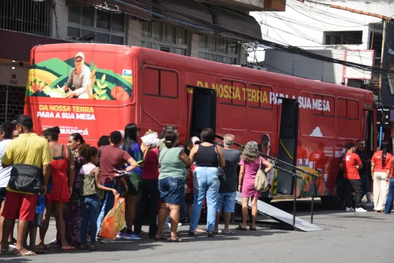 Produtora rural Ana Paula Monteiro da Silva com sua colheita de aipim em Maricá.