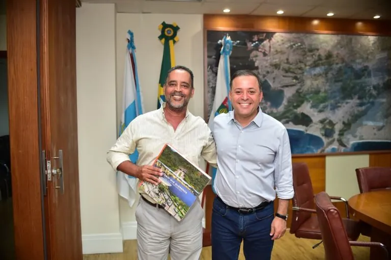 Prefeito de Niterói, Rodrigo Neves, em reunião sobre obras de drenagem e urbanização no Santo Antônio.