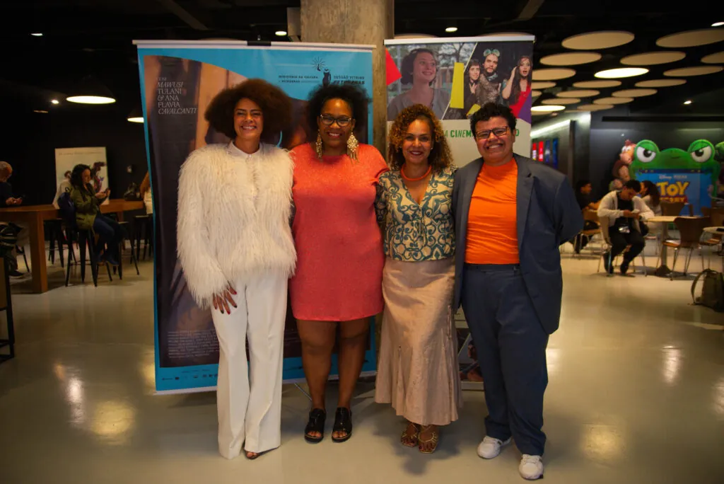 Ator Leandro Firmino apresenta sessão gratuita do filme 'Criadas' em São Gonçalo.