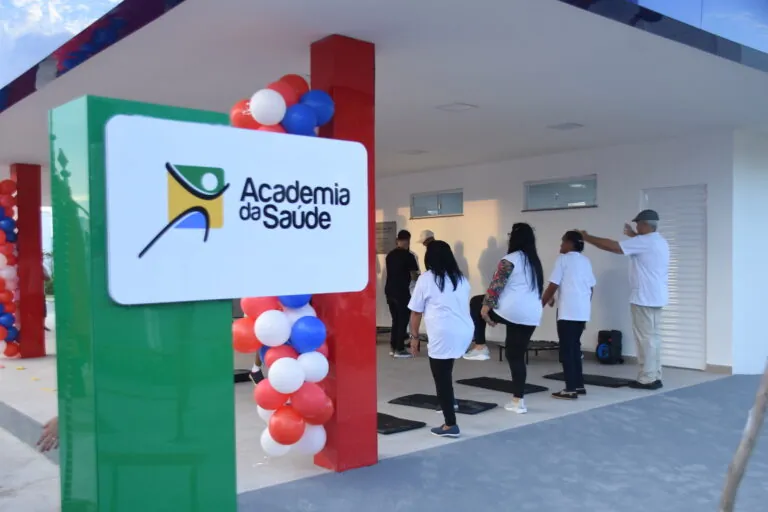 Pessoas participando de atividades físicas em grupo na Academia da Saúde de Maricá.