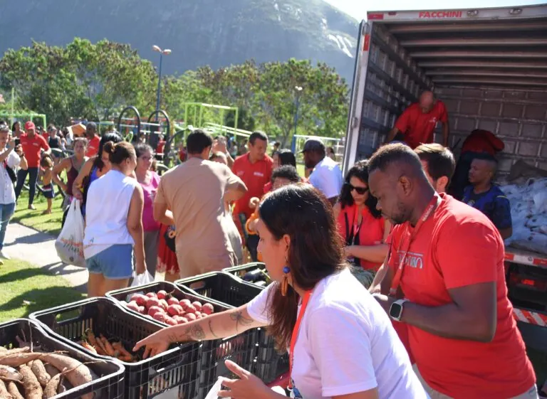 Moradores de Itaipuaçu recebem caixas com verduras e legumes frescos da Prefeitura de Maricá.