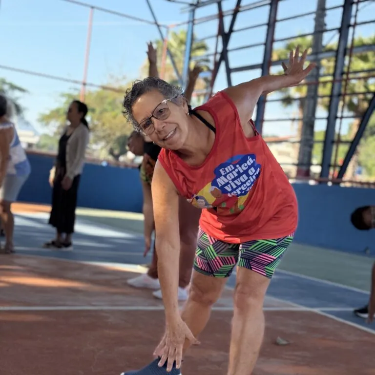 Idosos praticando atividades físicas em quadra poliesportiva em Maricá.