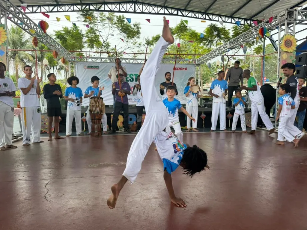 Jovens e crianças participam de oficinas culturais em Maricá, RJ, como parte do programa 'Cultura de Direitos'.