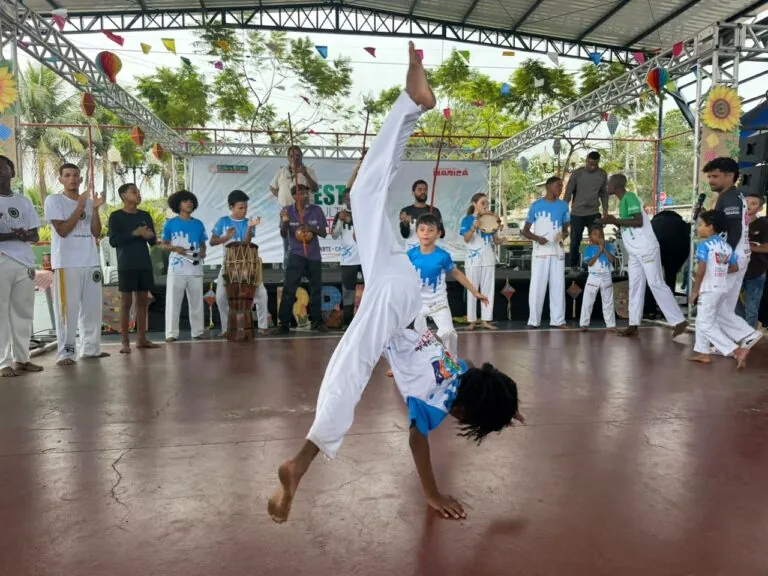 Jovens e crianças participam de oficinas culturais em Maricá, RJ, como parte do programa 'Cultura de Direitos'.