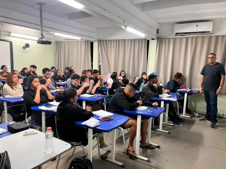 Estudantes participam de aula preparatória do Pré-ENEM Popular em Maricá.