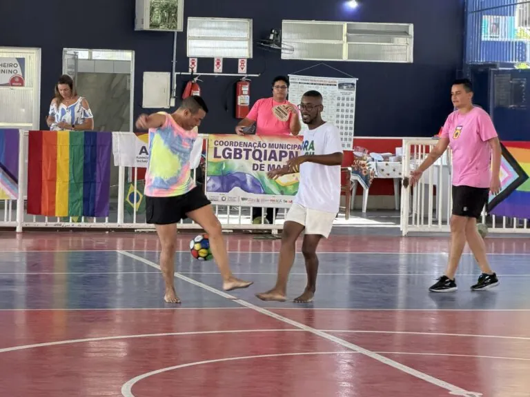 Pessoas participando de atividades esportivas e recreativas nos Jogos da Diversidade em Maricá.