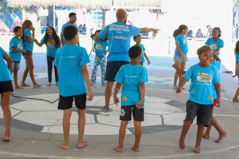 Crianças brincando em atividades esportivas lúdicas da Colônia de Férias nas Comunidades em Maricá.
