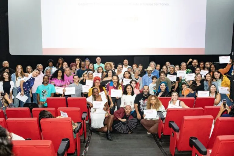 Artistas e representantes de coletivos recebem certificados da Política Nacional Aldir Blanc em cerimônia em Maricá.