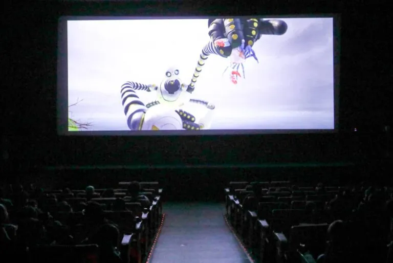 Crianças assistem a filme "Robô Selvagem" em sessão de cinema especial para Minha Casa, Minha Vida em Maricá.