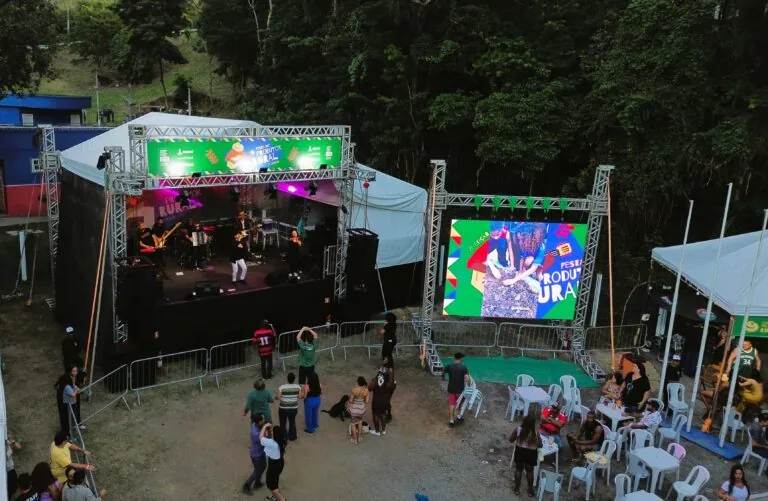 Pessoas visitam estandes de produtos locais na 8ª Festa do Produtor Rural em Maricá, RJ.