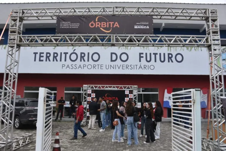 Pessoas em um evento de inovação em Maricá, sinalizando o avanço na criação do conselho de tecnologia.
