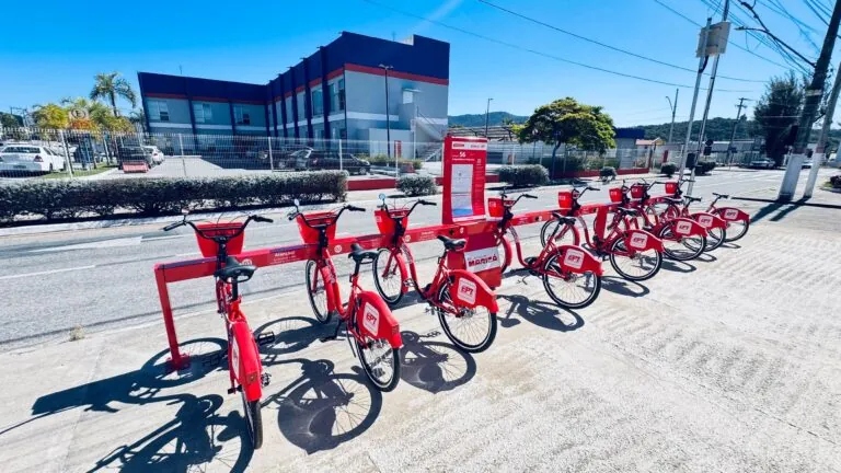 Usuário retira bicicleta Vermelhinhas em nova estação de Maricá, Itaipuaçu.