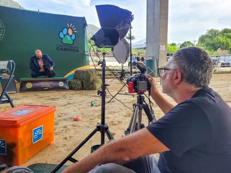 Cães de diversas raças em exposição no Parque Rural de Niterói com tutores e público