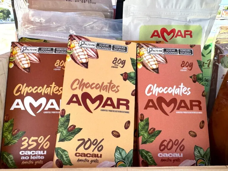 Pés de cacau sendo plantados em Maricá, RJ, para futuro projeto de fábrica de chocolates e fortalecimento da agricultura local.
