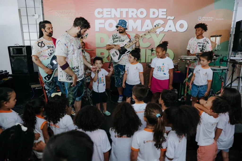 Crianças participam de atividades recreativas em colônia de férias promovida pela Prefeitura de Niterói.