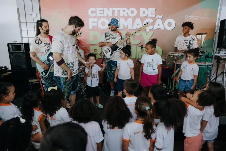 Crianças participam de atividades recreativas em colônia de férias promovida pela Prefeitura de Niterói.
