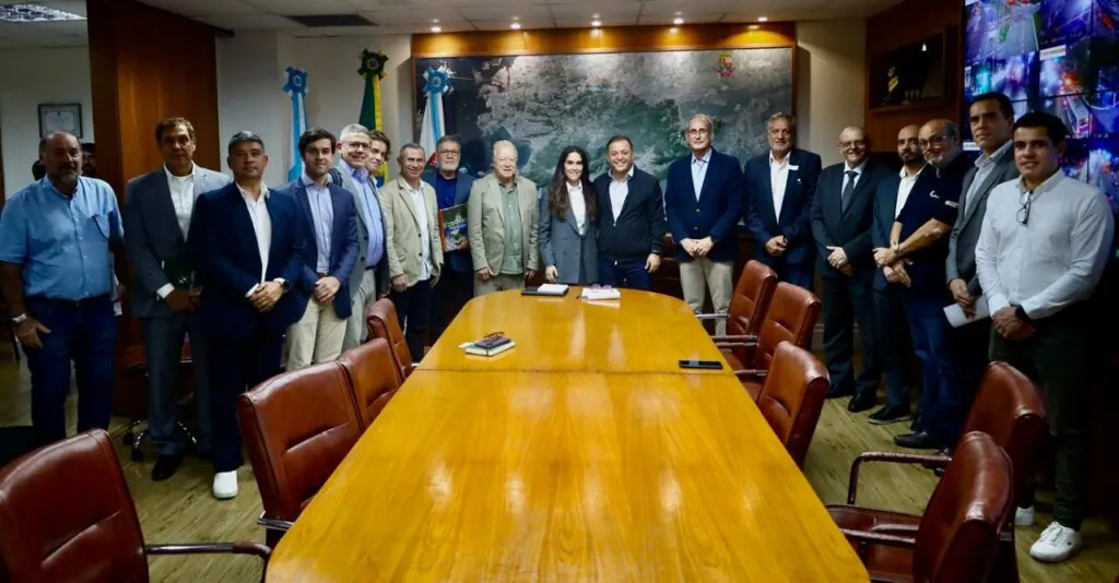 Prefeito Rodrigo Neves em evento sobre dragagem do Canal de São Lourenço em Niterói.