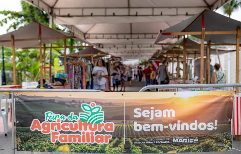 Feira da Agricultura Familiar em Maricá com barracas de frutas, legumes e verduras frescas