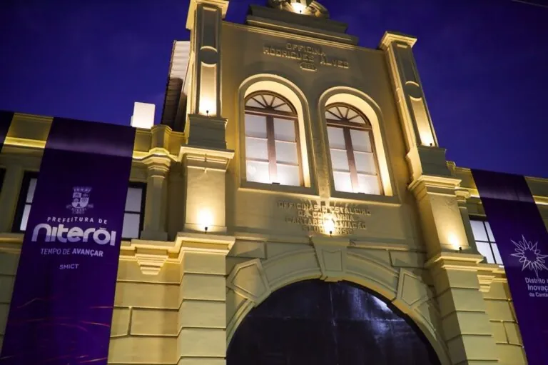 Representação de evento científico com pessoas debatendo, simbolizando a participação da Prefeitura de Niterói na SBPC.