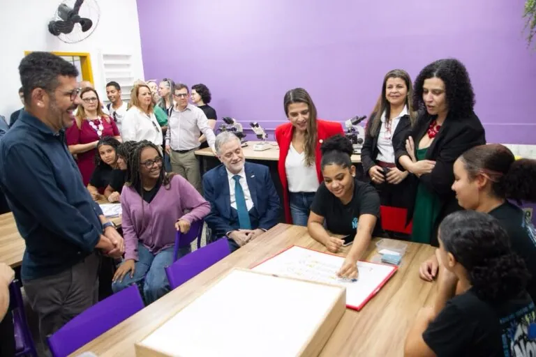 Secretária do MCTI Germana Coriolano em visita a laboratório escolar do programa Mais Ciência na Escola em Niterói.