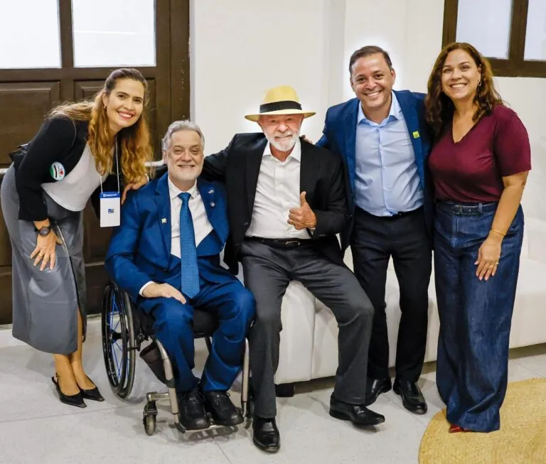 Presidente Lula discursando em evento da SBPC em Niterói, com ministros e autoridades ao fundo.