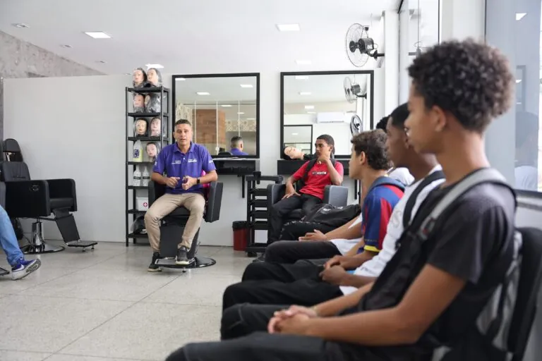 Jovens participam de atividade cultural durante evento em Maricá, com foco em cultura, esporte e qualificação.
