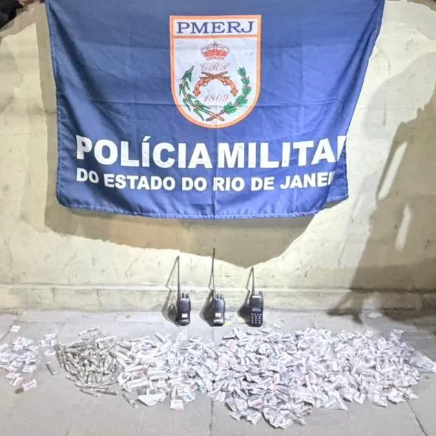 Policiais militares do 12º BPM prendem criminoso por tráfico de drogas na Comunidade da Chácara, Niterói, apreendendo entorpecentes e rádios.